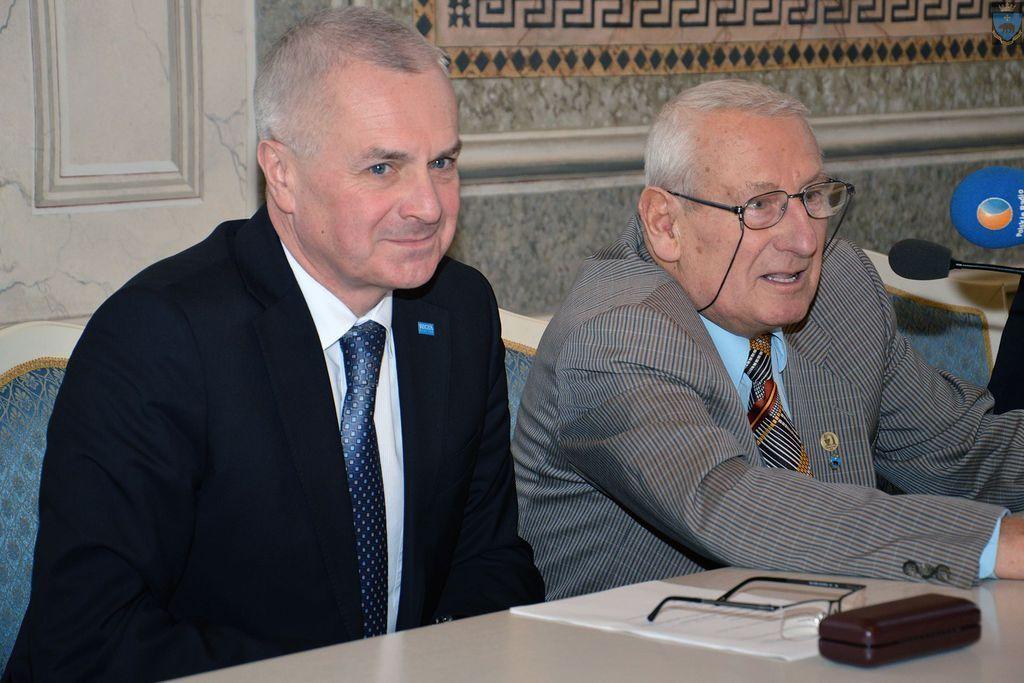 Szanowany, znany i lubiany przemyślanin, artysta plastyk, harcmistrz, żołnierz AK, wielki społecznik Roman Taworski (z prawej) zmarł w wieku 91 lat. Obok były prezydent miasta Robert Choma.<br/>fot.www.przemysl.pl