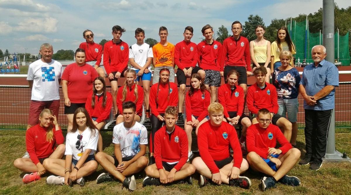 Ekipa UKS „Tempo 5” Przemyśl podczas mityngu w Stalowa Woli.<br/>fot.ze zbiorów własnych