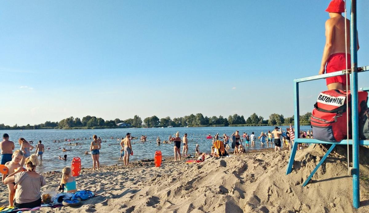 Kiedy jest piękna pogoda, z nieba leje się żar, na strzeżonym kąpielisku ZEK w Radymnie między g. 10 a g. 19 pojawiają się tłumy. Ten akwen po byłym wyrobisku pożwirowym o linii brzegowej liczącej 100 m jest bardzo popularny. Jest wyznaczona strefa w wodzie, nad którą czuwa ratownik strefa na plaży 