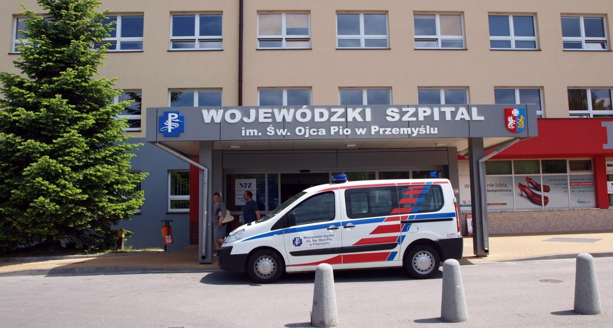 W przemyskim szpitalu wojewódzkim znowu panuje napięcie. Przedstawiciele wszystkich dziesięciu związków zawodowych, działających przy placówce na Monte Cassino, planują złożyć na ręce marszałka Władysława Ortyla wotum nieufności dla dyrektor tej placówki Barbary Stawarz.<br/>fot.Mariusz Godos