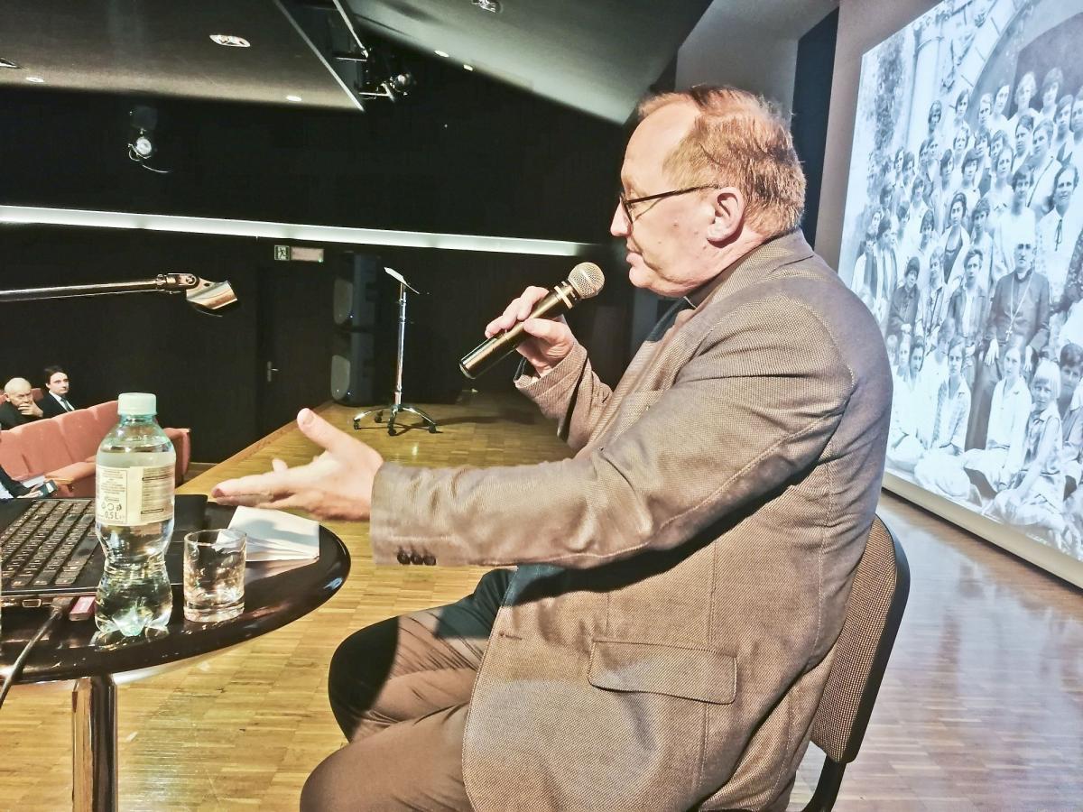 Ks. prof. J. Wołczański podczas wystąpienia. <br/>fot.Tomasz Pudłocki