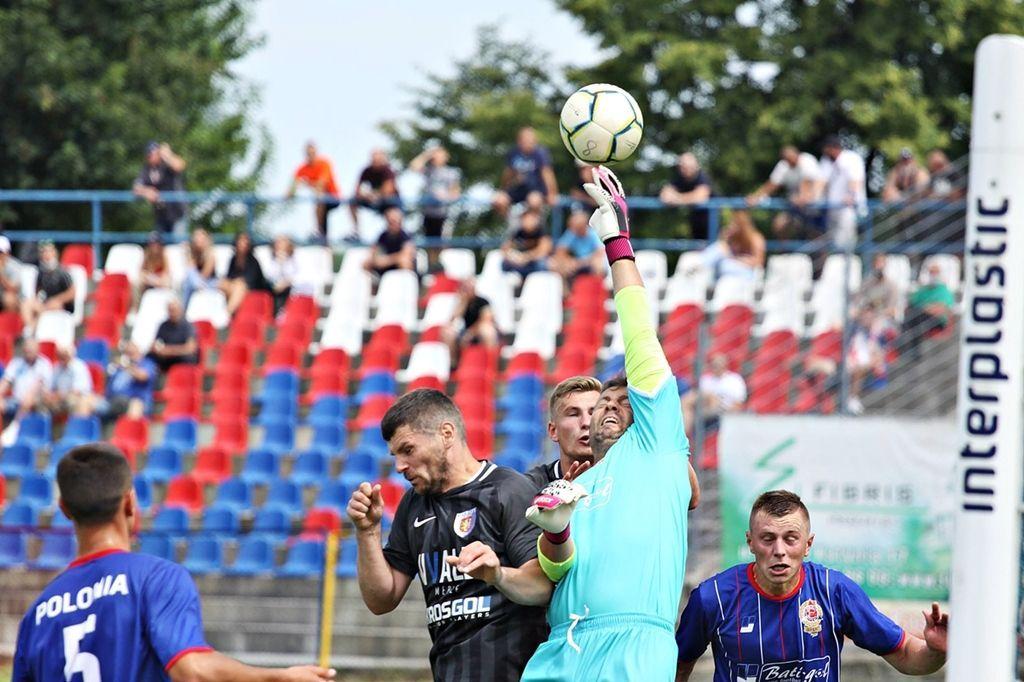 Bramkarz Polonii Piotr Cisek w meczu z Karpatami trzykrotnie wyciągał piłkę z siatki. W Głogowie Małopolskim nie skapitulował ani razu.<br/>fot.Kamil Krukiewicz