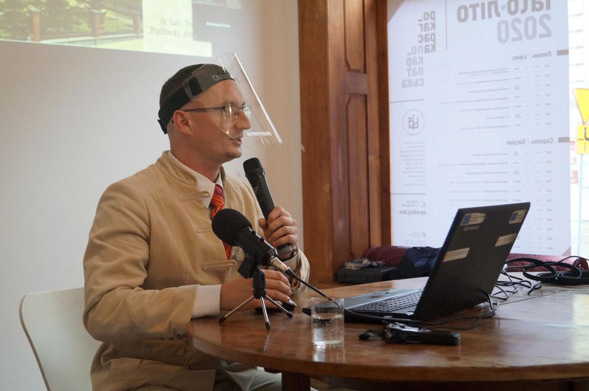 Prof. Tomasz Pudłocki w „Po_karpackiej” z przyłbicą na głowie. <br/>fot.Katarzyna Komar-Macyńska