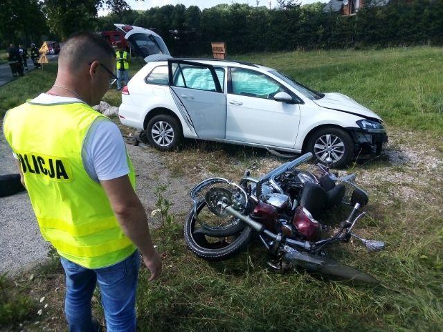 W Górze Motycznej k. Dębicy opel zderzył się z volkswagenem, następnie golf uderzył w jadącego za oplem motocyklistę. <br/>fot. Podkarpacka Policja