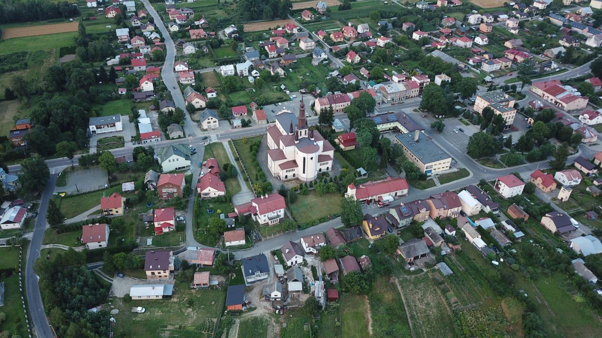 Dubiecko z lotu ptaka. Od 1 stycznia 2021 r., po 87 latach, odzyska prawa miejskie.<br/>fot.www.wikipedia.pl