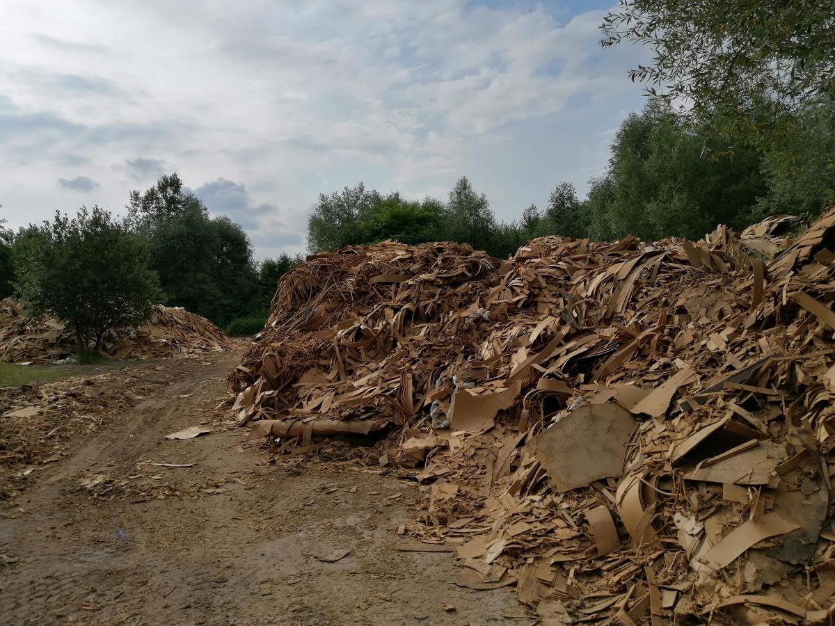Na terenie byłej cegielni w Orzechowcach w gminie Żurawica, terenie prywatnym, urosły hałdy drewnopodobnych materiałów poprodukcyjnych z jednego z przemyskich zakładów. Niebawem mają zniknąć.<br/>fot.ze zbiorów własnych