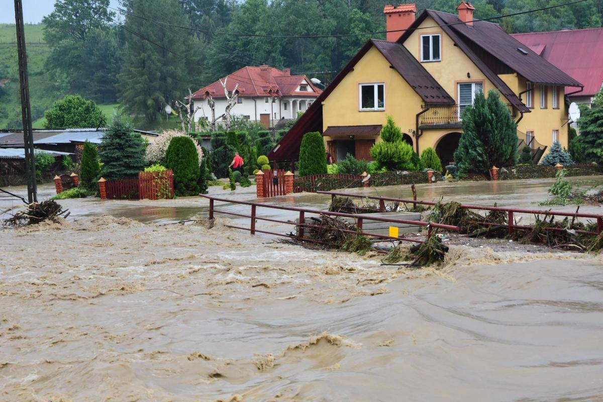 Z ustaleń Zarządu Dróg Powiatowych w Przemyślu wynika, że straty tylko w samej infrastrukturze mostowej i drogowej w gminie Bircza to kwota ok. 8,5 mln zł. Most w Brzusce musi być odbudowany najszybciej.<br/>fot.Paweł Bugira