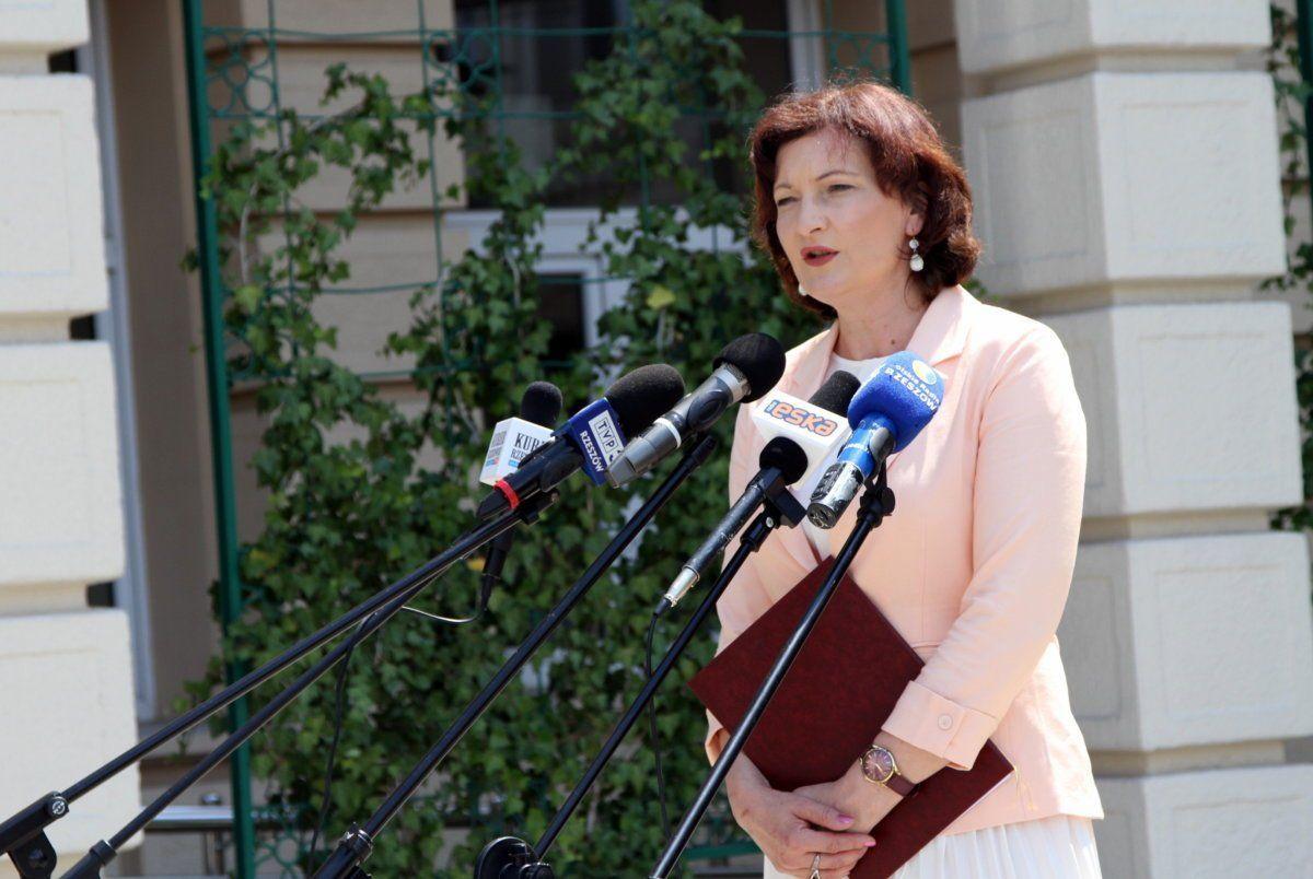 Szczegółową informację o podziale pieniędzy z Ministerstwa Rodziny, Pracy i Polityki Społecznej przekazała wojewoda podkarpacki Ewa Leniart podczas konferencji prasowej przed siedzibą Podkarpackiego Urzędu Wojewódzkiego w Rzeszowie.<br/>fot.PUW Rzeszów