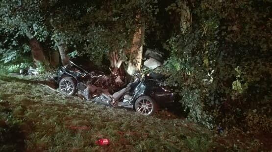 Bmw, którym jechały cztery młode osoby, wypadło z drogi i uderzyło w drzewo.<br/>fot.KPP Brzozów