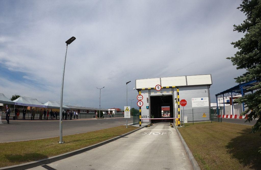 Wykorzystując urządzenia RTG, takie jak to w Korczowej, celnicy mogą w krótkim czasie dokonać sprawdzenia wielu ciężarówek, dlatego skanowanie stało się wiodącą metodą kontroli.<br/>fot.KAS 