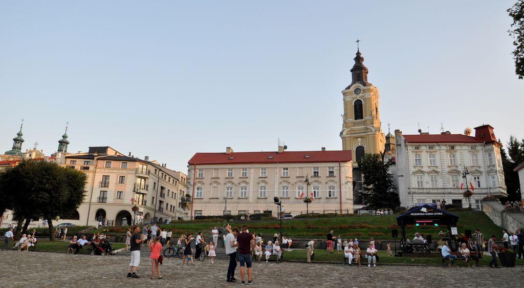 W ubiegłych latach, w samym sercu nadsańskiego grodu mogliśmy usłyszeć niezwykle różnorodną, klimatyczną muzykę w wykonaniu przemyskich zespołów i solistów. <br/>fot.Agata Czereba / UM Przemyśl