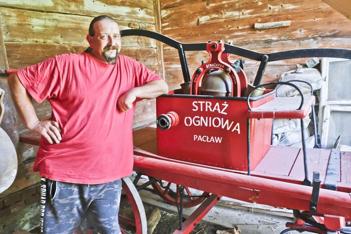 Grzegorz Osoba pokazuje chlubę miejscowych strażaków.fot.Jacek Szwic