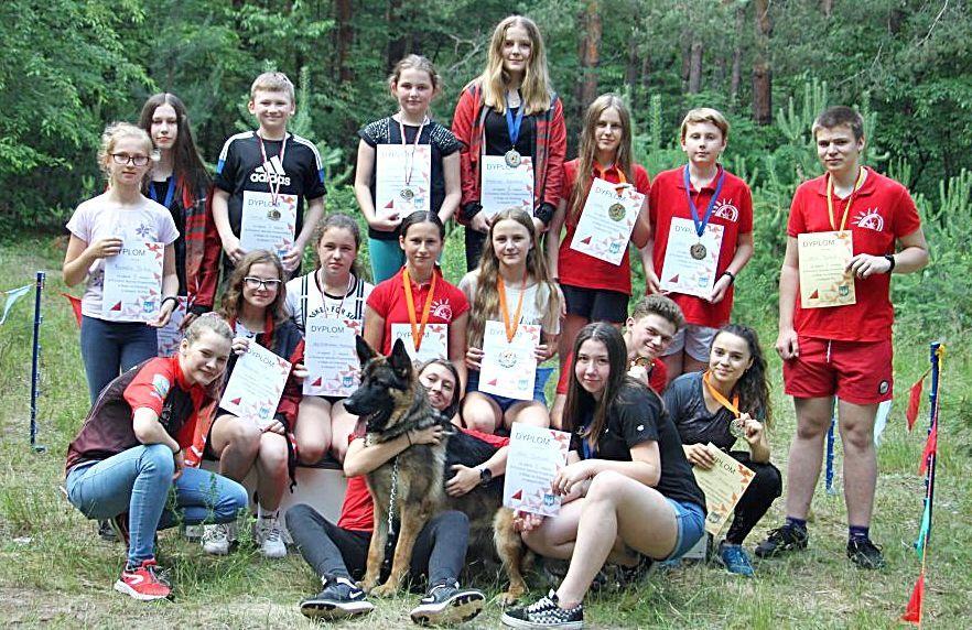 Ekipa UKS Azymut Dębów podczas zawodów w Tryńczy.<br/>fot.UG Tryńcza