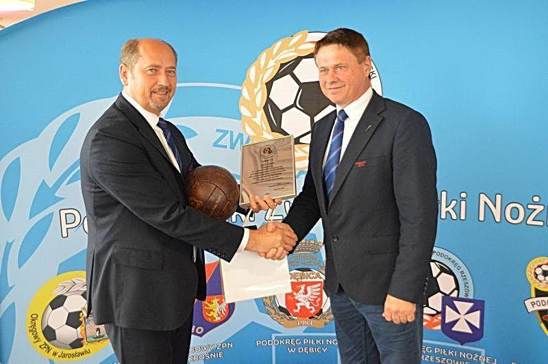 Mieczysław Golba (z lewej) został ponownie wybrany na prezesa Podkarpackiego ZPN.<br/>fot.ze zbiorów własnych