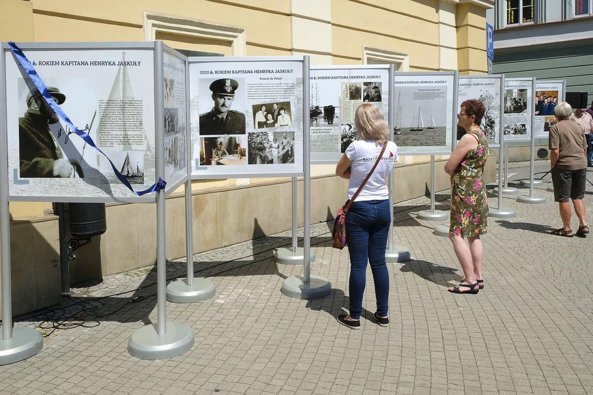 Wystawa cieszy się zainteresowaniem przemyślan.<br/>fot.Jacek Szwic