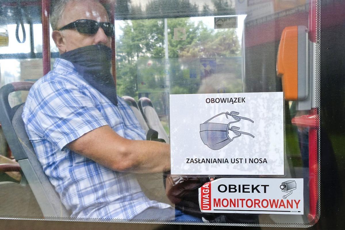 W autobusach miejskich obowiązują maseczki.<br/>fot.Jacek Szwic