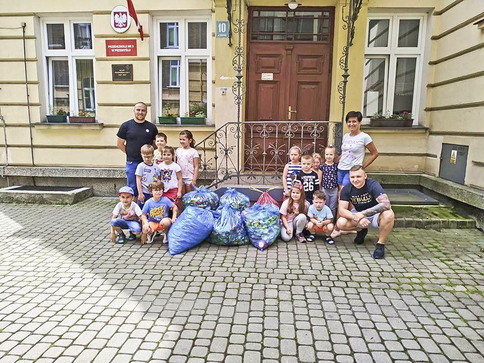 Do akcji „Zakręcony Przemyśl” dołączyły m.in. przedszkolaki z Przedszkola nr 3 w Przemyślu. Na zdjęciu razem z przedstawicielami Stowarzyszenia „Przemyskie Serca”.