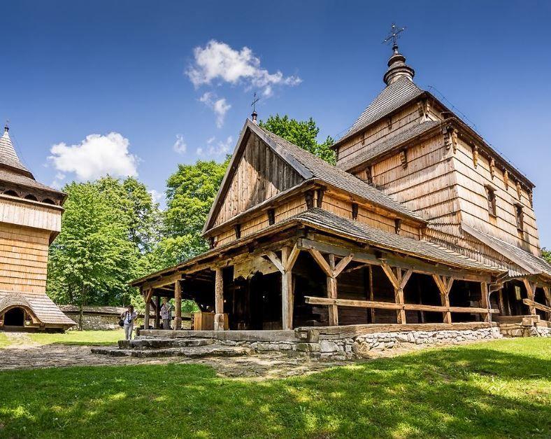 Cerkiew w Radrużu – jedna z najcenniejszych świątyń drewnianych w Polsce. W 2013 roku została wpisana na Listę Światowego Dziedzictwa UNESCO. Od połowy lipca można ją zwiedzać z przewodnikiem bez żadnych opłat. <br/>fot.Facebook @podkarpackie.przestrzen.otwarta