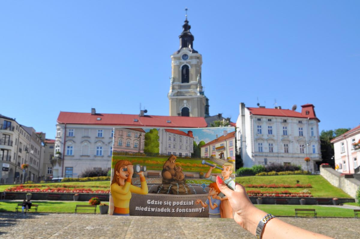 Książeczkę zatytułowaną „Gdzie się podział niedźwiadek z fontanny?” napisał Jarosław Siek, a przepięknymi ilustracjami ozdobiła Agnieszka Hacia.<br/>fot.UM Przemyśl