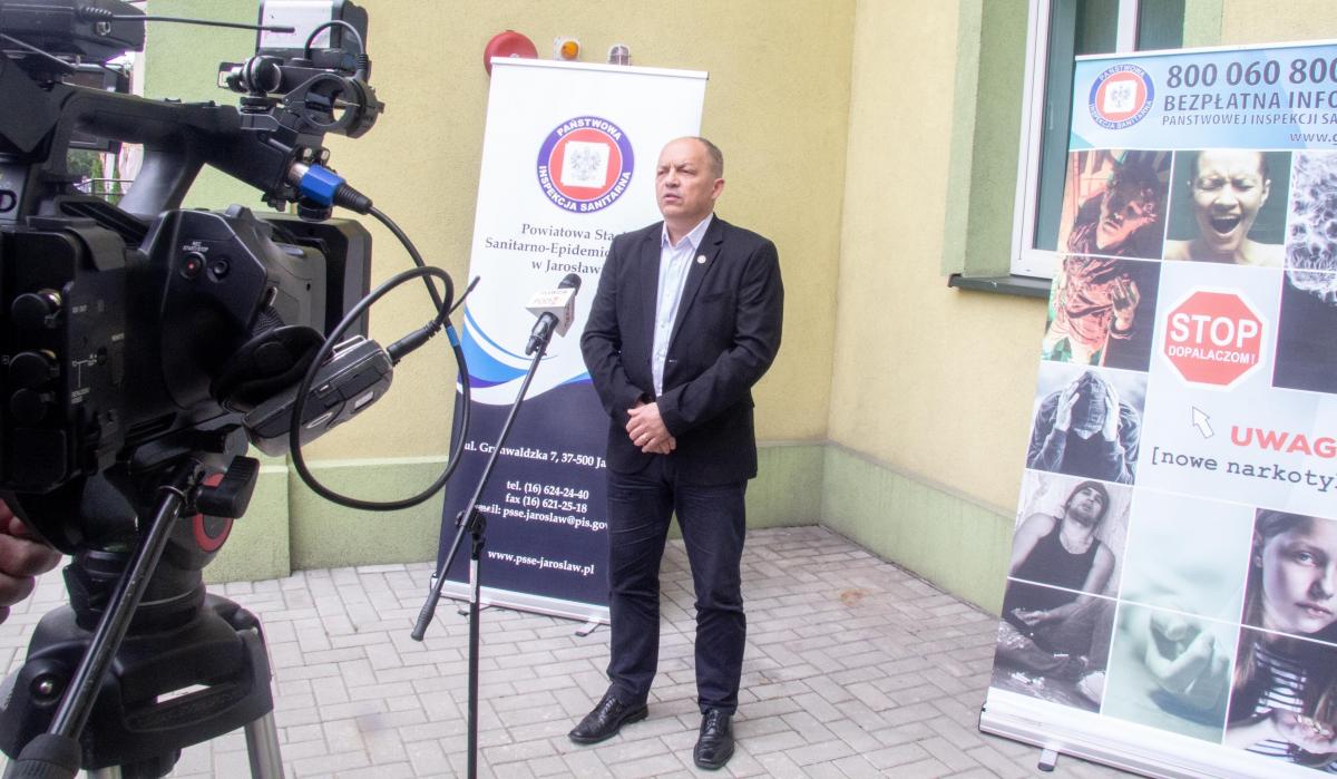 Podkarpacki Państwowy Wojewódzki Inspektor Sanitarny Adam Sidor prosi mieszkańców ziemi jarosławskiej o to, by nie bagatelizowali zagrożenia – bo ono, choć niewidoczne, wciąż istnieje.<br/>fot.Bartłomiej Pacek