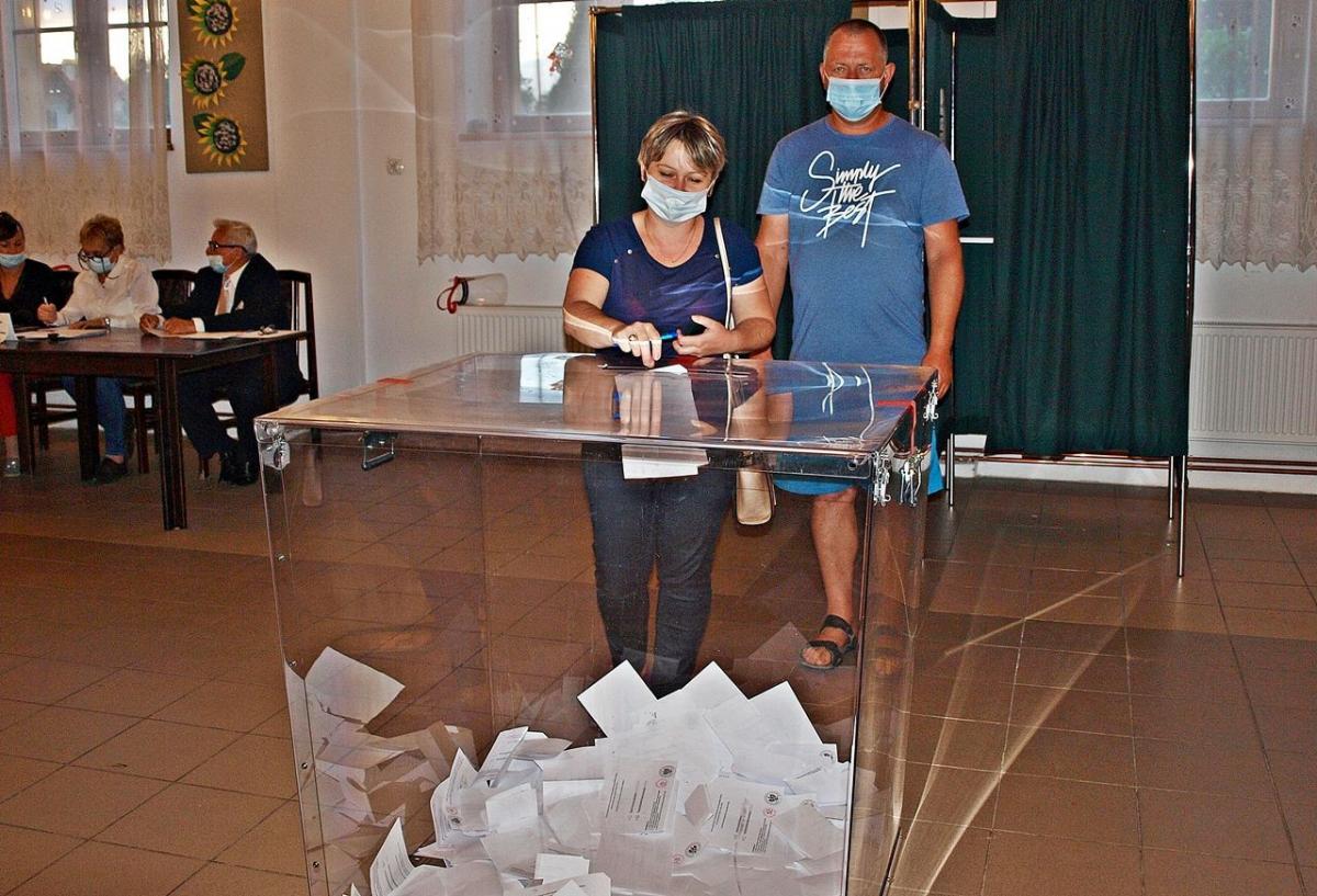 Do urn wyborczych poszli i starsi, i młodsi. Frekwencja była najwyższa od wielu lat – ponad 68 procent.<br/>fot.Mariusz Godos