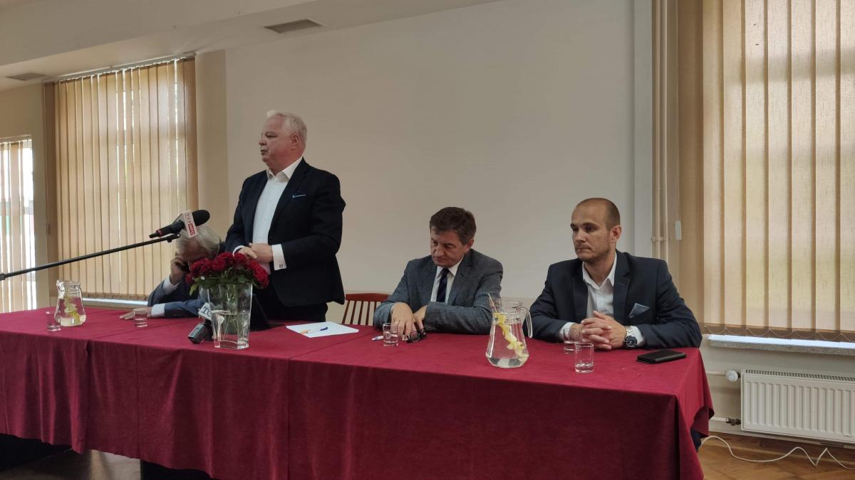 W salce konferencyjnej przemyskiego oddziału Podkarpackiego Centrum Edukacji Nauczycieli gościli wicemarszałek Sejmu RP Ryszard Terlecki, wiceminister sportu Jacek Osuch (stoi) oraz obecnie poseł, a wcześniej marszałek Sejmu RP Marek Kuchciński (wszyscy Prawo i Sprawiedliwość).<br/>fot.ze zbiorów wł