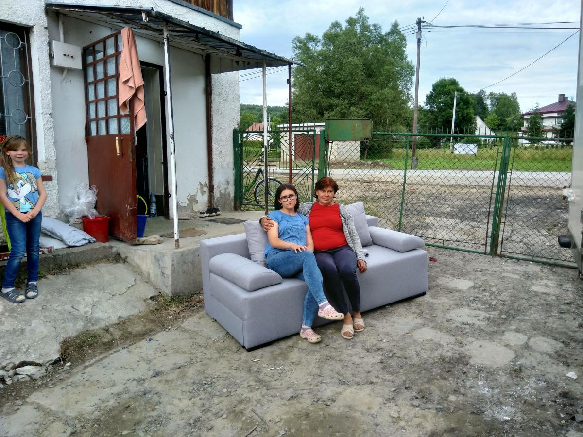 9 lipca br. właściciel przemyskiego salonu meblowego „Meble Smart” zawiózł rodzinie Nawłoków z Przedmieścia Dubieckiego dwie kanapy, sofę i stół.<br/>fot.ze zbiorów własnych