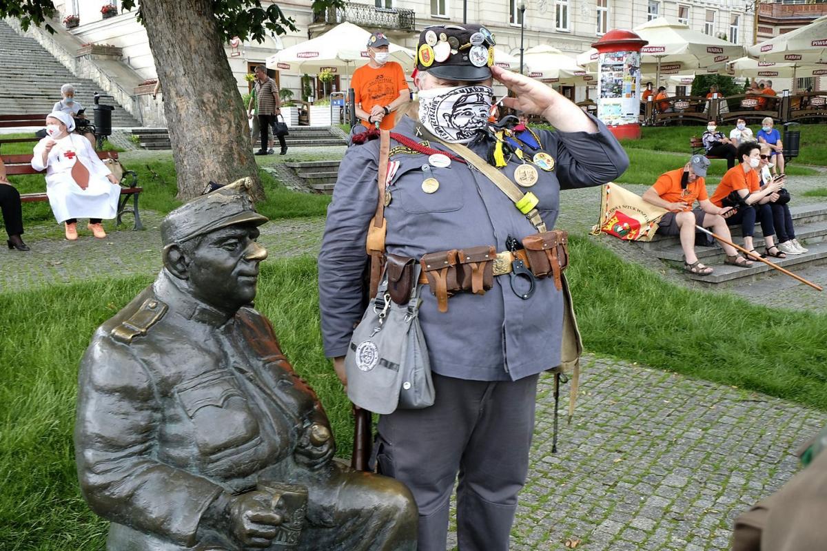 Na Rynku rozpoczęły się XXIII „Galicyjskie” c.k. Manewry Szwejkowskie.<br/>fot.Jacek Szwic