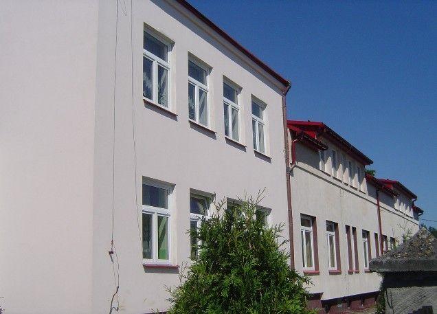 Budynek w Nowej Grobli jest duży i od września w dużej części pozostanie wolny. <br/>fot.powiatlubaczowski.pl