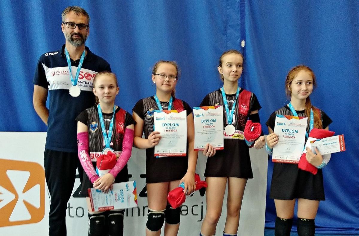 W kategorii U-11: Marlena Duda, Julia Paja, Alicja Kowalczyk i Amelia Błaszczyk nie miały sobie równych. Na zdjęciu z trenerem Robertem Gierlachem.<br/>fot.ze zbiorów własnych
