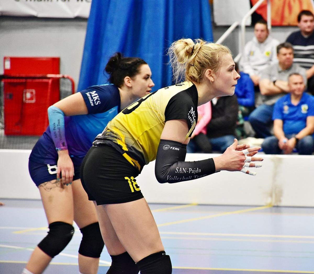 Zarówno Aleksandra Dudek (na pierwszym planie), jak i Ewelina Brzezińska zostają w jarosławskim zespole na przyszły sezon.<br/>fot.Miłosz Wilgucki