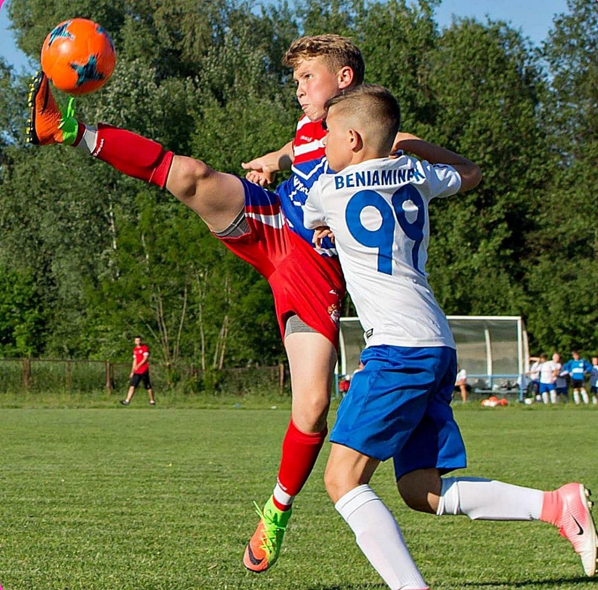 Norbert Barczak (w wyskoku) zagra w nadchodzącym sezonie Akademii Piłkarskiej Górnika Zabrze.<br/>fot.ze zbiorów własnych