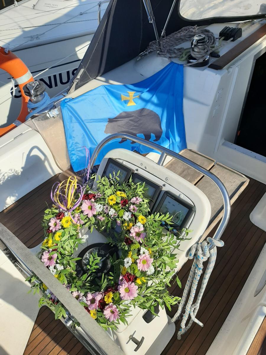 Grupa przemyskich żeglarzy 28 czerwca br. – w drodze do portów Szwecji i Danii – oddała hołd na Morzu Bałtyckim kapitanowi Henrykowi Jaskule, składając wiązankę kwiatów na falach Bałtyku.<br/>fot.ze zbiorów własnych