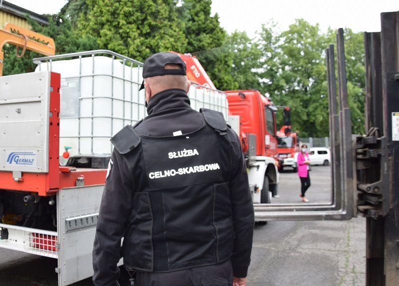 Sanepid otrzymał 10 tys. litrów alkoholu, który teraz przekaże według potrzeb.<br/>fot.KAS 