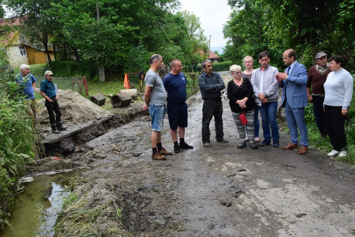Zamiast rowami, woda po deszczu płynie ulicą. W minionym tygodniu mieszkańcy rozmawiali o tym problemie z radnym Maciejem Kamińskim. Mówią, że po jego interwencji doprowadzono do udrożnienia jednego z przepustów. <br/>fot.Paweł Bugira