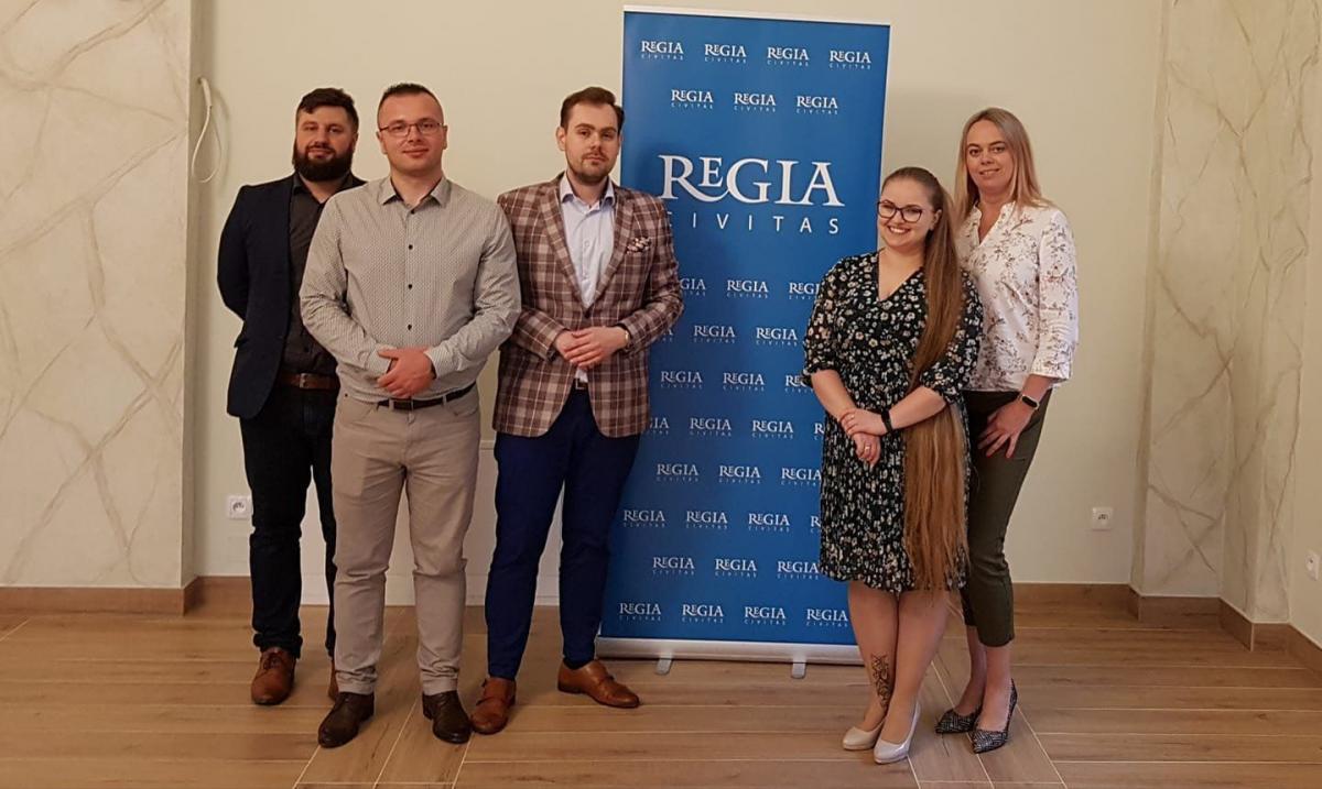Od lewej: Mateusz Rybienik, Jakub Przerwa, Kamil Niklewicz, Małgorzata Sztolf i Agnieszka Kucharska-Frańczak.<br/>fot.ze zbiorów własnych