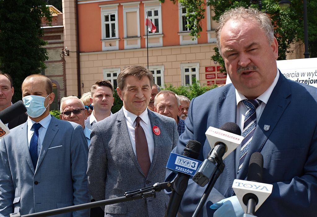 Główne założenia FIS zostały przedstawione podczas konferencji prasowej Prawa i Sprawiedliwości 25 czerwca br., na przemyskim Rynku. Udział w niej wzięli m.in. były marszałek Sejmu RP Marek Kuchciński czy wicemarszałek województwa podkarpackiego Piotr Pilch.<br/>fot.Mariusz Godos