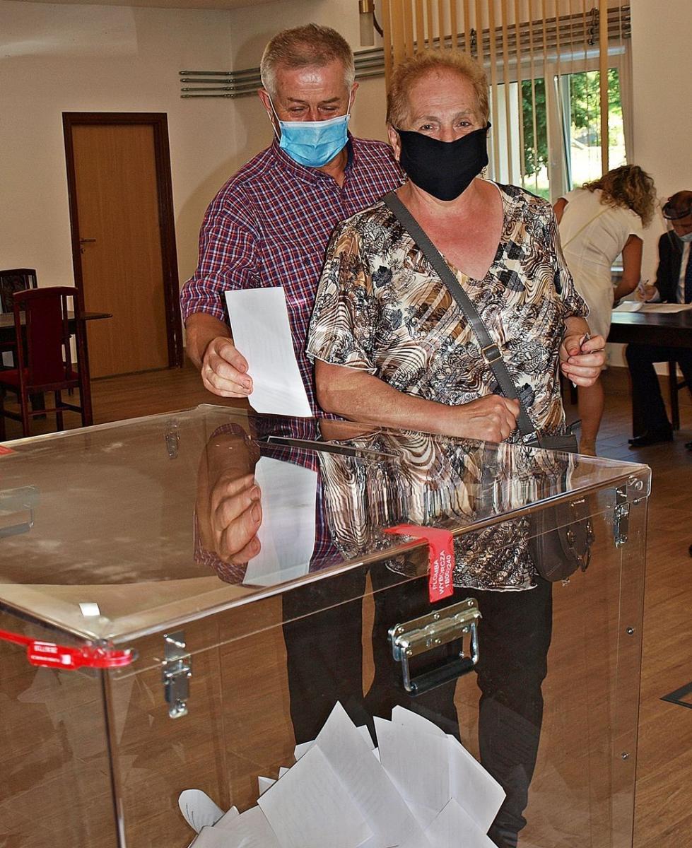 Wybory odbyły się w niecodziennych okolicznościach. Wszyscy, którzy zdecydowali się pójść do urn, musieli zastosować się do wymogów sanitarnych: zasłaniania nosa i ust, dezynfekcji rąk, posiadania własnego długopisu i zachowania odpowiedniego odstępu.<br/>fot.Mariusz Godos