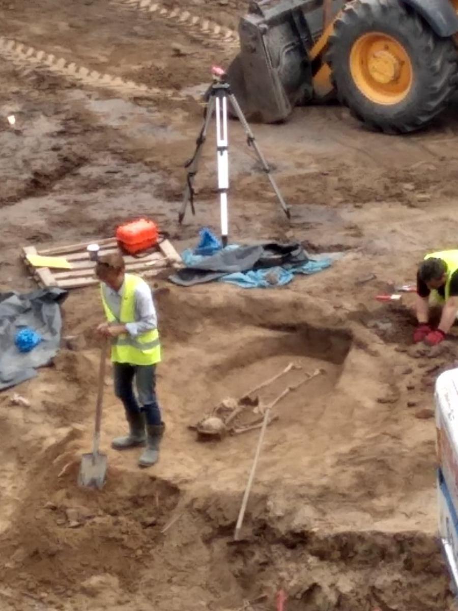 Zdjęcie całego ludzkiego szkieletu odkrytego na budowie gmachu Sądu Rejonowego w Przemyślu otrzymaliśmy od jednego z naszych Czytelników.<br/>fot.Nadesłane przez Czytelnika