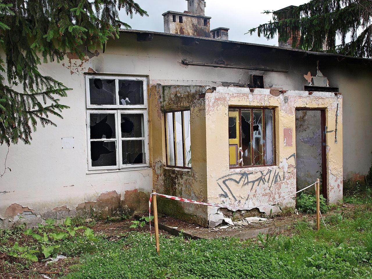 Zdewastowane budynki kiedyś były szlacheckimi oficynami, dziś ich stan woła o pomstę do nieba.<br/>fot.Mariusz Godos