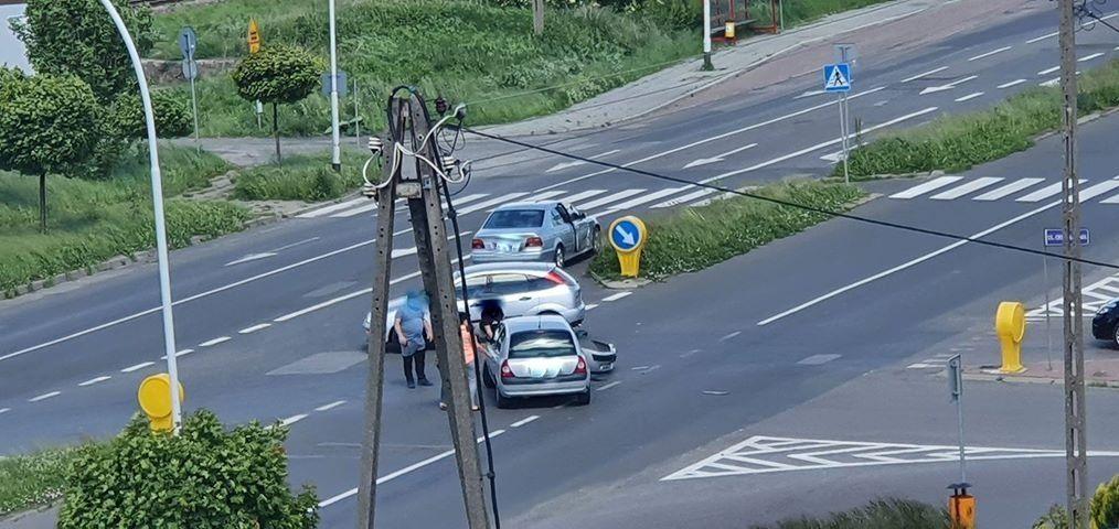 Jedno ze zdjęć nadesłanych przez naszych Czytelników. Tu początek czerwca. Podpis do zdjęcia brzmiał: Ul. Lwowska: może w końcu ktoś się zajmie skoszeniem trawy...