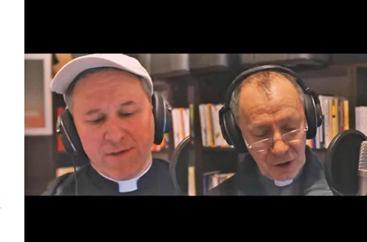 Bp Marian Rojek (z prawej) i kanclerz kurii ks. Marcin Maciołek.