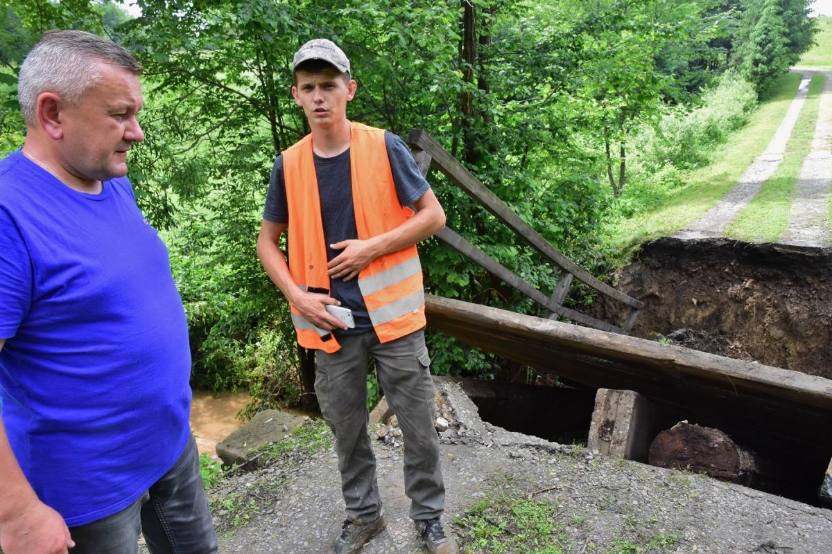 Zniszczony most w Piątkowej. Chwilę wcześniej przeszła przez niego kobieta z dziećmi.<br/>fot.Paweł Bugira