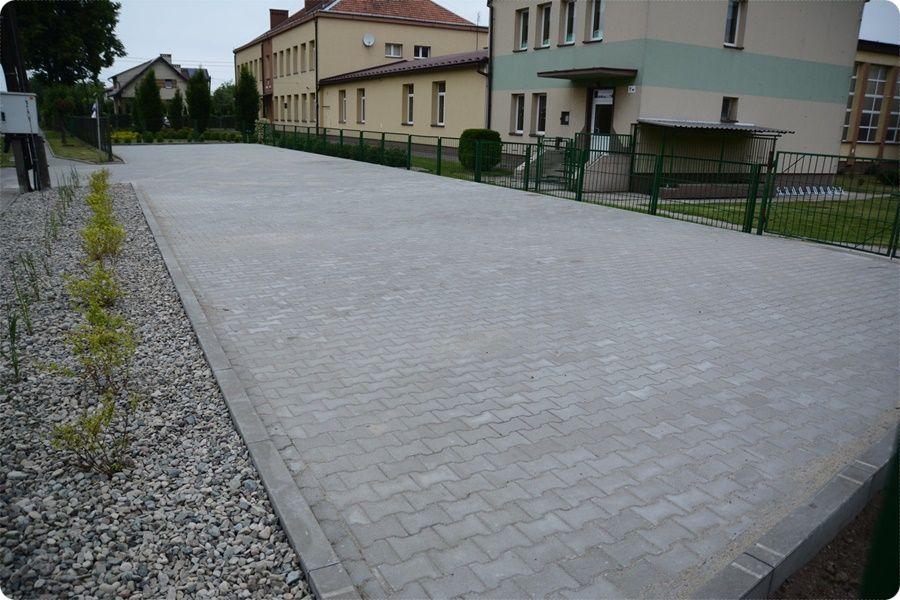 Odświeżone parking i plac przy Szkole Podstawowej nr 3 w Przeworsku już służą mieszkańcom.<br/>fot.UM Przeworsk
