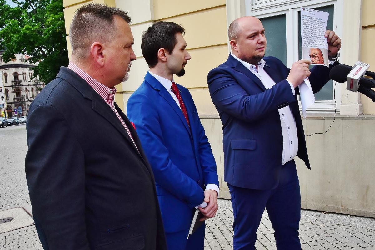 Marcin Kowalski pokazywał wyśmiewające go grafiki, które pojawiły się w internecie.<br/>fot.Paweł Bugira