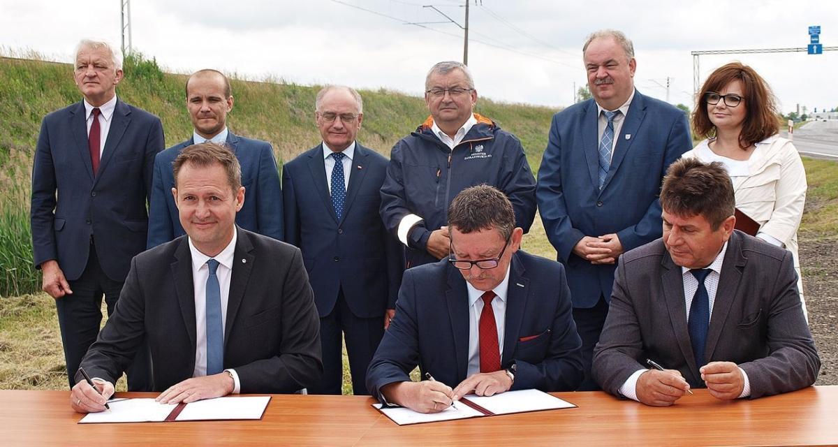 Umowę parafowali (od lewej): prezes zarządu Eurovia SA Polska Nicolas Dépret, Wiesław Sowa i Mariusz Błyskal – zastępcy dyrektora rzeszowskiego oddziału Generalnej Dyrekcji Dróg Krajowych i Autostrad.<br/>fot.Mariusz Godos