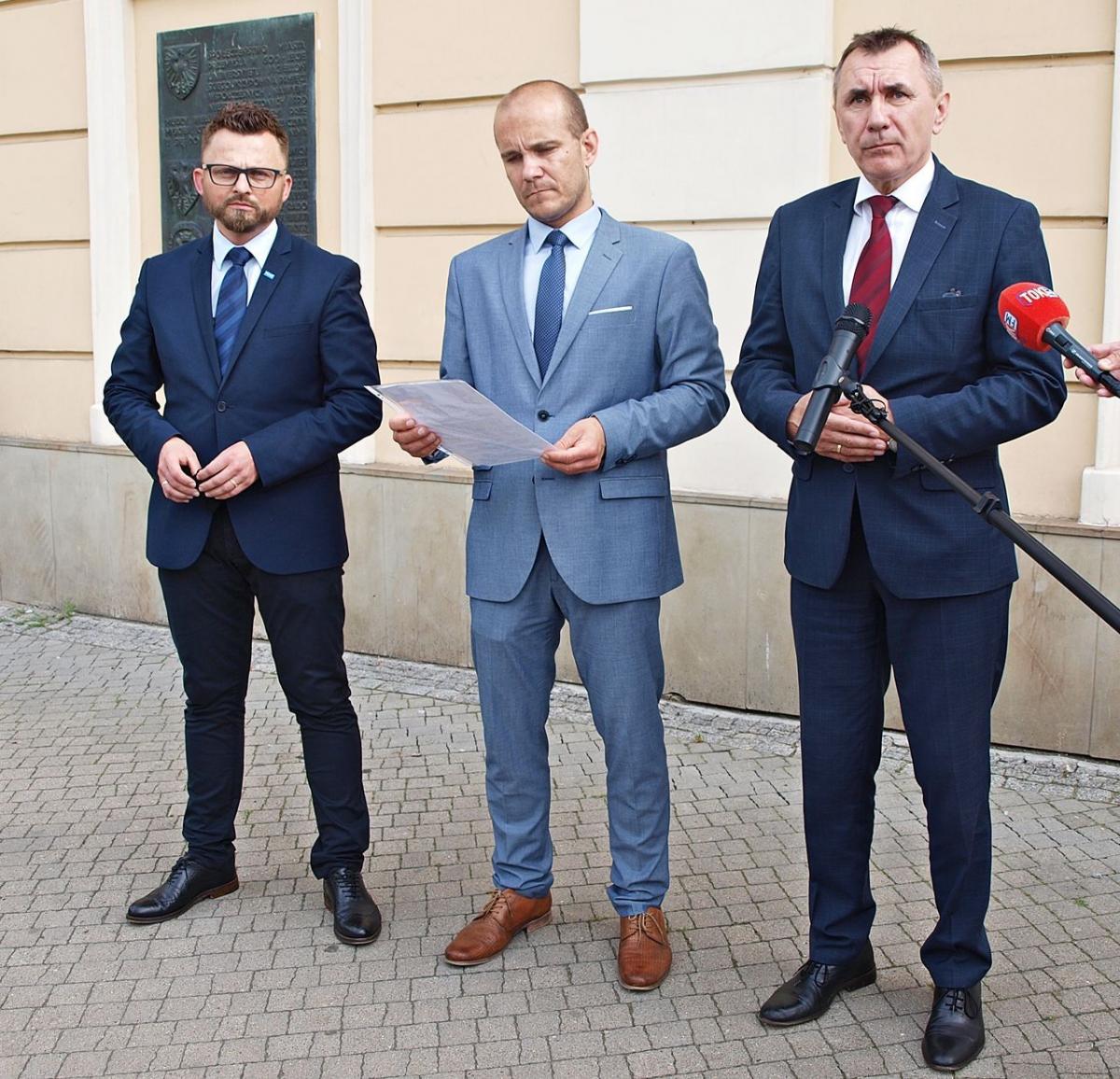 Od lewej: wiceprzewodniczący Rady Miejskiej w Przemyślu Robert Bal, przewodniczący Maciej Kamiński oraz wiceprzewodniczący Janusz Zapotocki.<br/>fot.Mariusz Godos