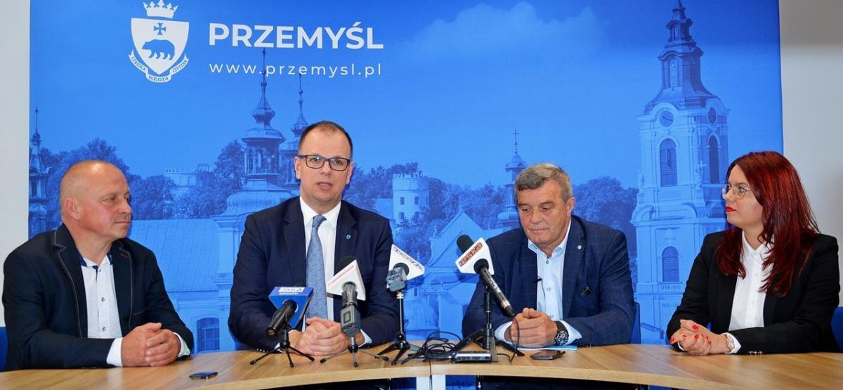 W konferencji prasowej wziął udział prezes spółki Benix Styl Furniture Bernard Kaczorowski (drugi z prawej). Pierwsza z prawej radna Monika Jaworska (WdP). Obok B. Kaczorowskiego prezydent Przemyśla Wojciech Bakun.<br/>fot.UM Przemyśl