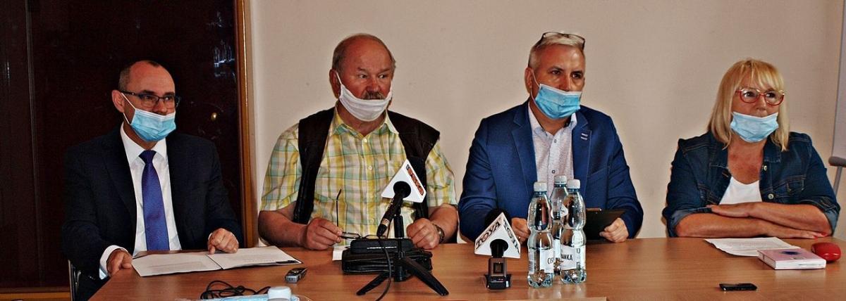 Skład uczestników konferencji był dość oryginalny. Od lewej: szef przemyskiej „Solidarności” Szymon Wawrzyszko, prezes Przemyskiej Kongregacji Kupieckiej Ryszard Miłoszewski, były radny PiS Stanisław Surma oraz przewodnicząca Zarządu Osiedla nr 5 „Salezjańskie” Halina Kasyan.<br/>fot.Mariusz Godos