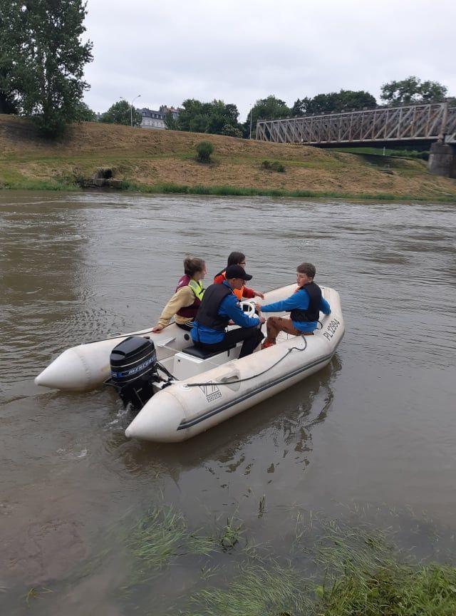 Zarówno podczas pierwszej, jak i drugiej niedzieli wszyscy chętni mogli wziąć udział w spływach kajakowych z Krasiczyna do przystani wodnej, a najmłodsi popływać pontonem po rzece San.<br/>fot.ze zbiorów własnych